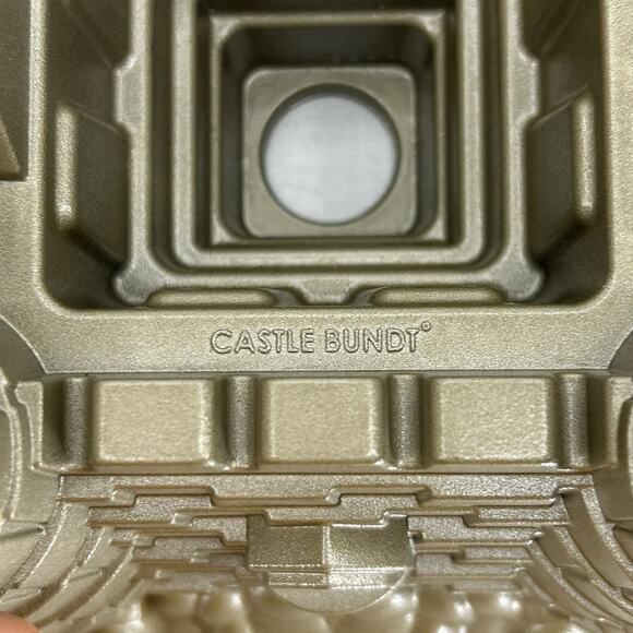 Nordic Ware Castle Bundt Cake Pan 10 Cup Cast Aluminum USA - Picture 7 of 14